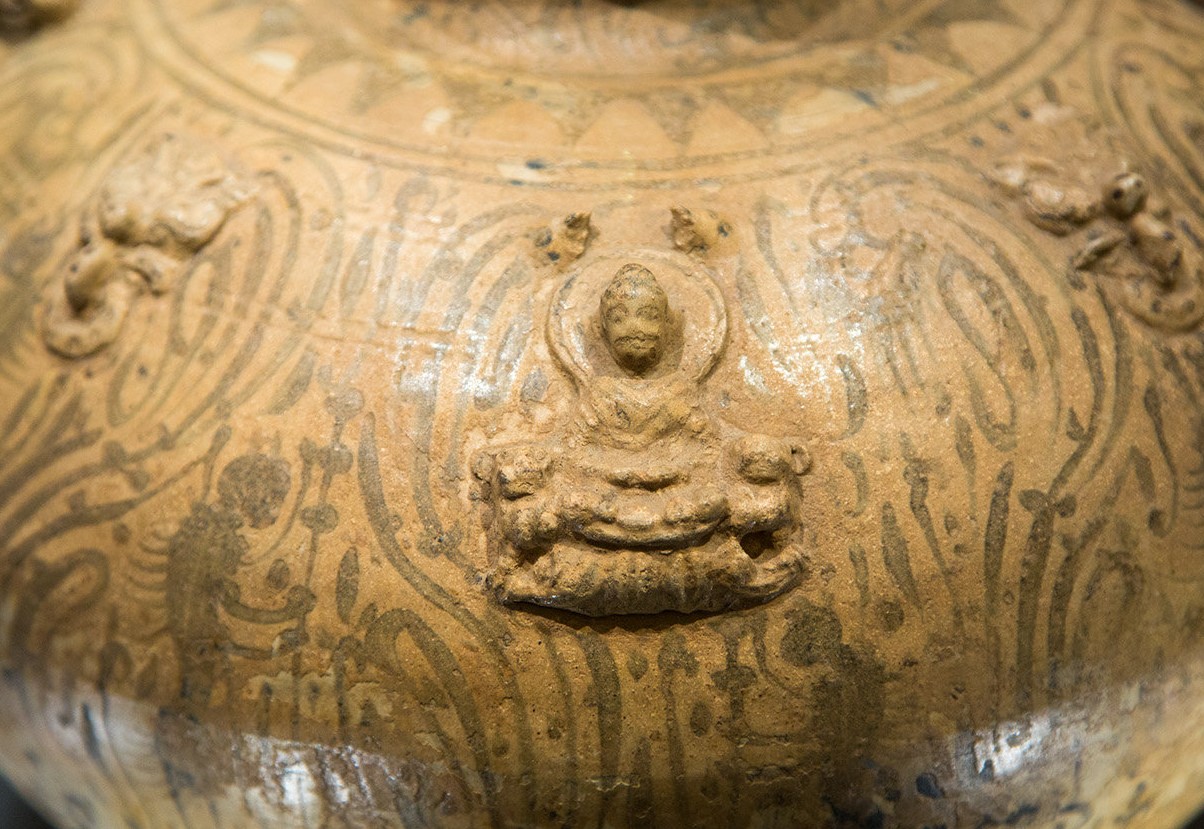 禁止出境文物之"青瓷釉下彩羽人纹盘口壶"