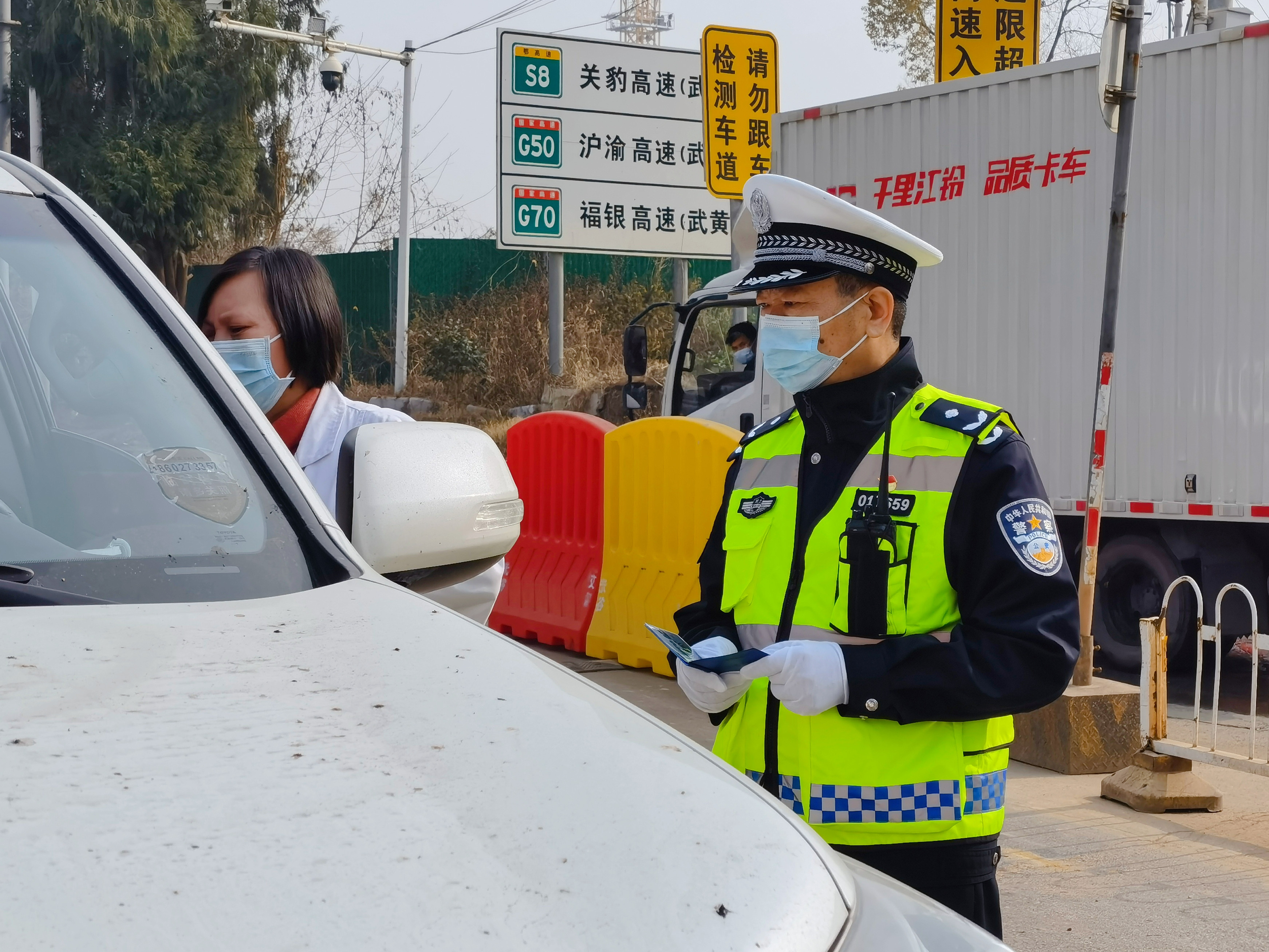 即将退休老交警的最后一次雪中值守