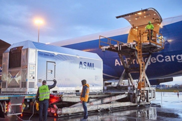 ASML CEO预警：AI芯片短缺将延续数年 新光刻机虽贵但能降成本