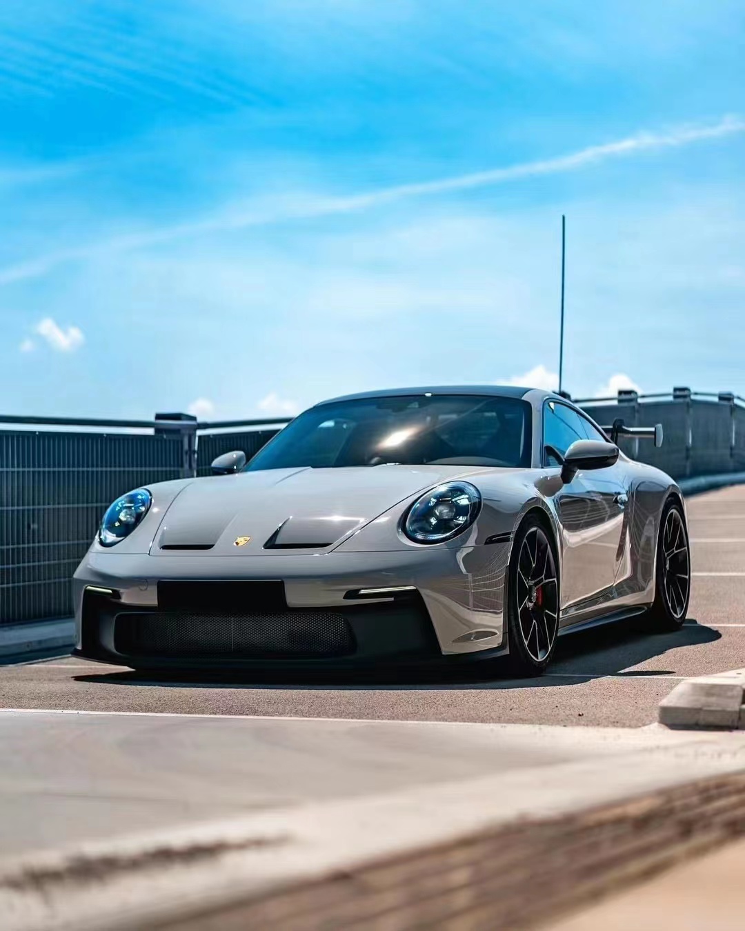 240多万的保时捷911 gt3实拍,4.0排量 米其林车轮 红色卡钳 尾翼
