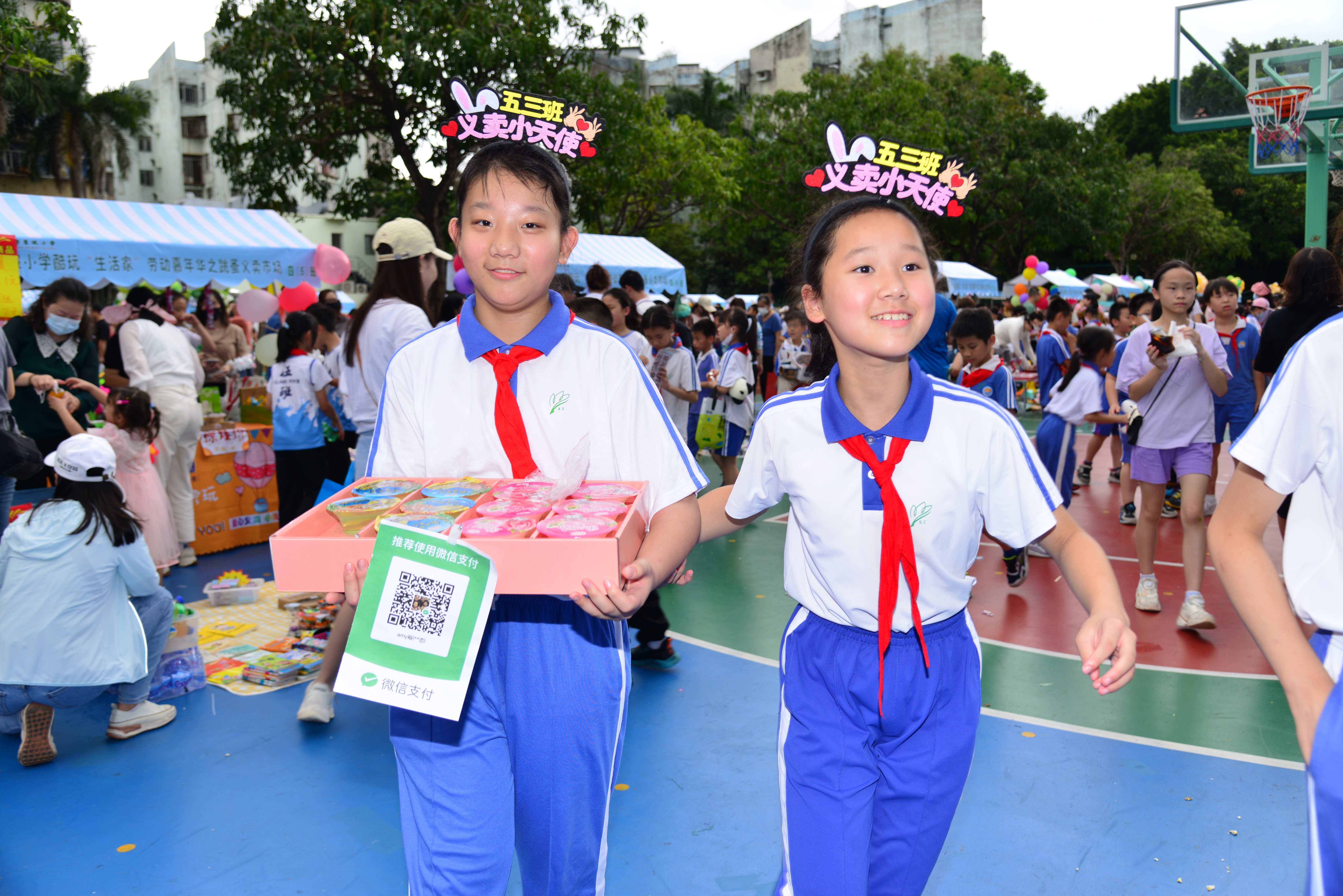 学生和校长"讨价还价",碧波小学跳蚤市场火爆开张