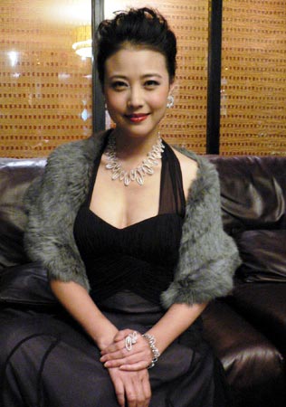 "冻龄"美女周海媚,从周芷若到灭绝师太,如今54岁的她美艳动人