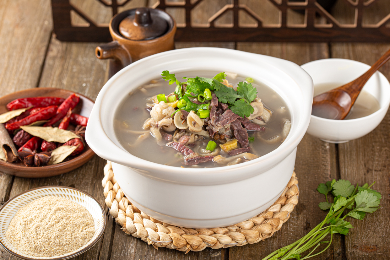 清汤炖羊肉,御寒