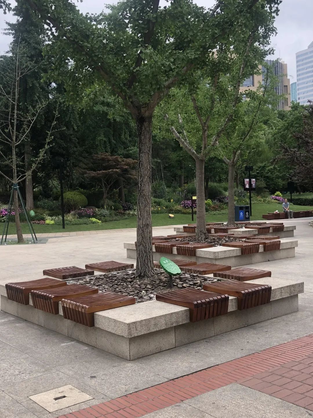 把公共座椅作为城市空间中的景观小品进行整体设计,不破坏城市景观的