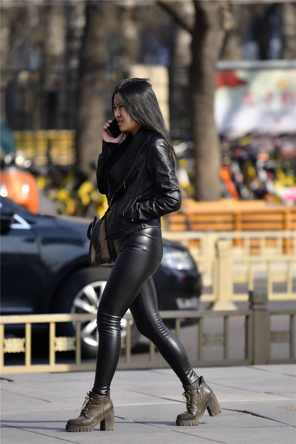 黑色紧身皮裤,搭配墨绿色粗跟短靴,选择黑色皮夹克衬托身材
