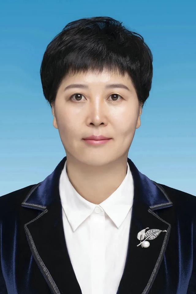 她,现任乌海市市长,内蒙古最年轻地级市市长,女中豪杰