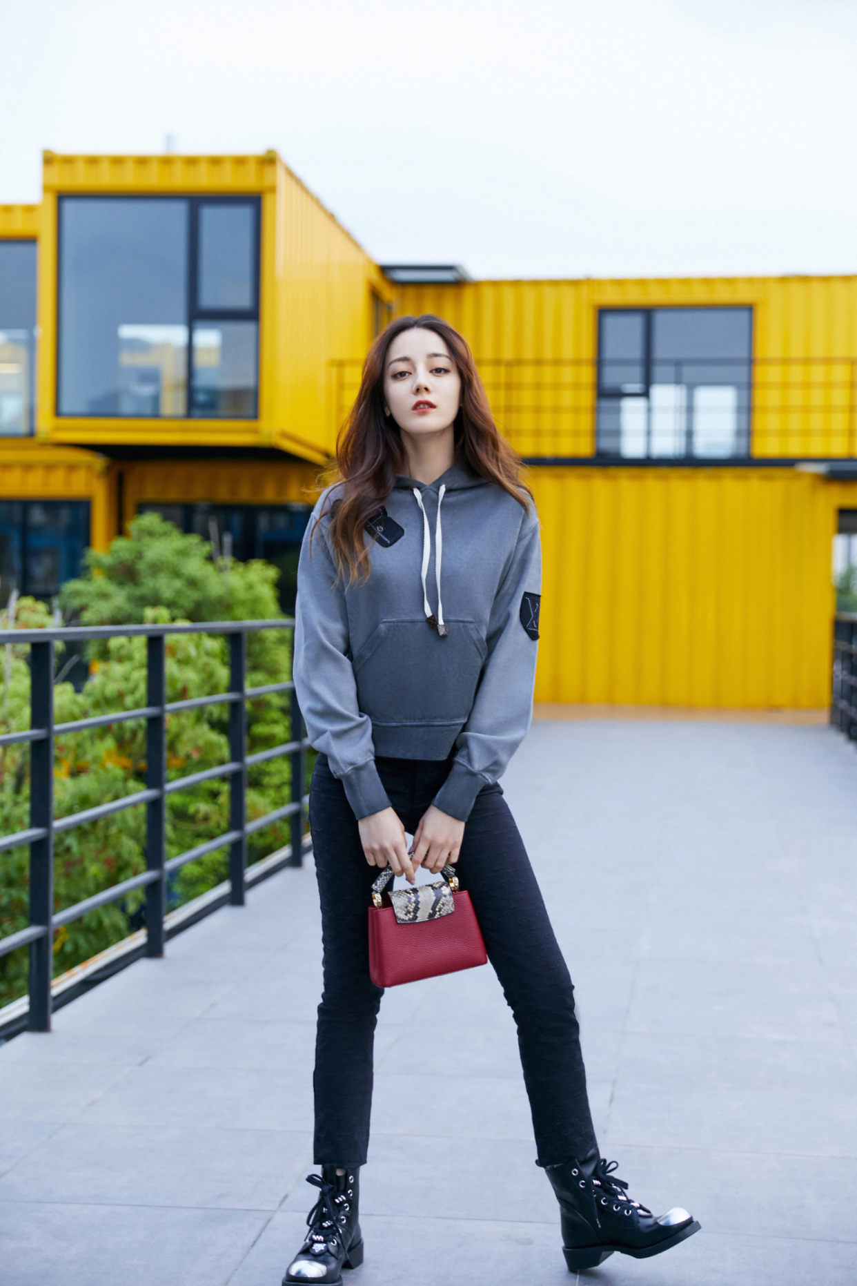 迪丽热巴太飒了,黑色皮裤套装冷酷帅气,其他风格更是轻松驾驭