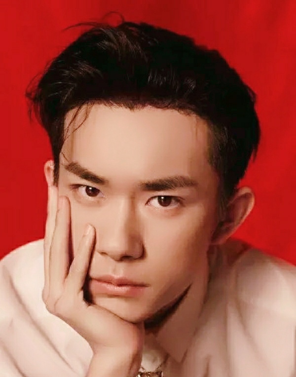 易烊千玺托头杀合集来啦,可爱小烊甜度超标