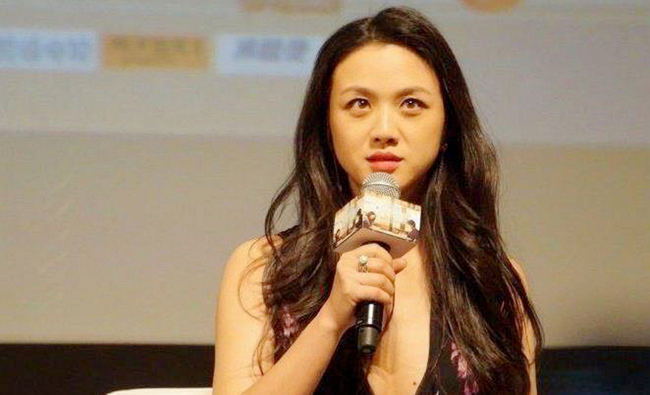 汤唯不愧是胸前有个大"胸"的女明星!