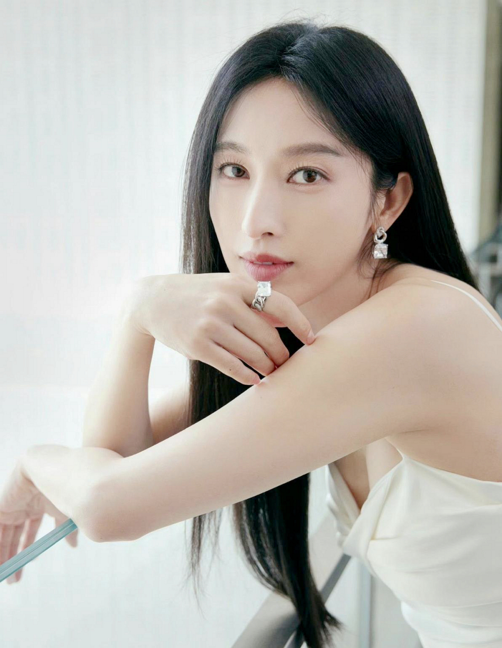 在张俪的初夏时节,艳丽的色调让人动容.白色吊带裙,尽显干练态度.