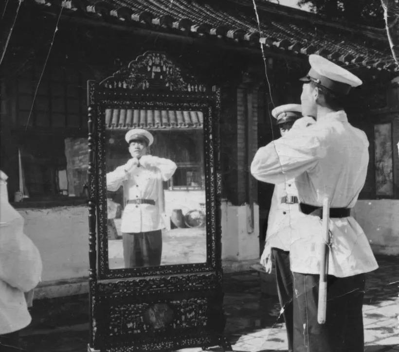 "警察同志,快把雨衣穿上吧!