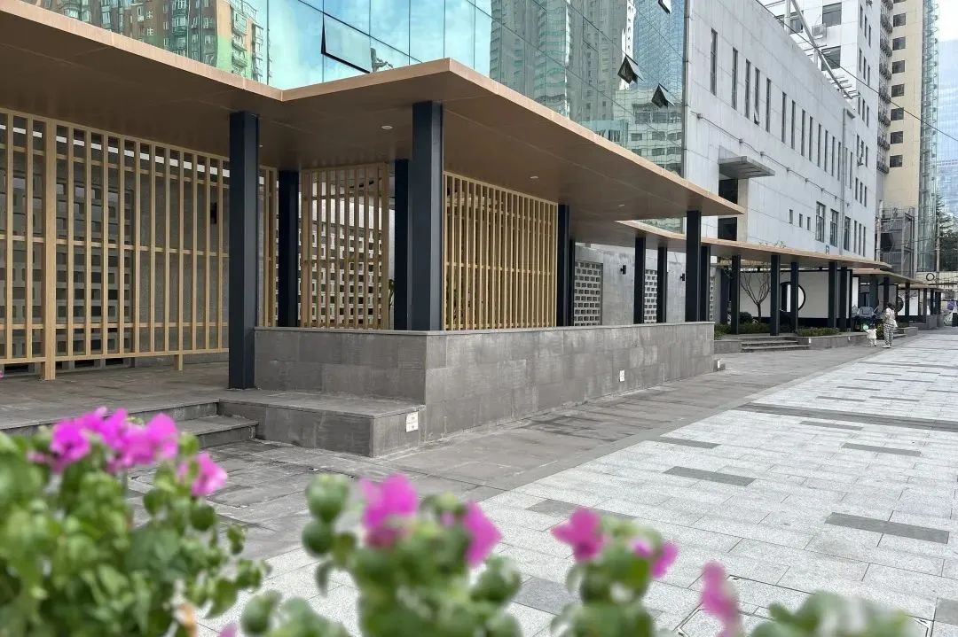 连元街小学校门口的"连心"家长等候区将两条老街以江南连廊的形式连接