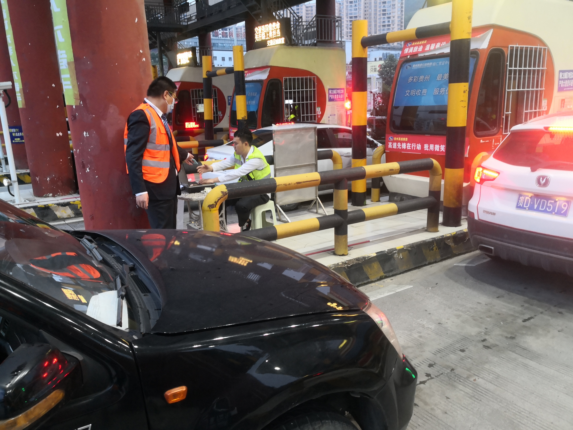 保畅黄金周·守护您平安|铜仁南收费站:保畅先锋队鏖战5小时,首日疏堵