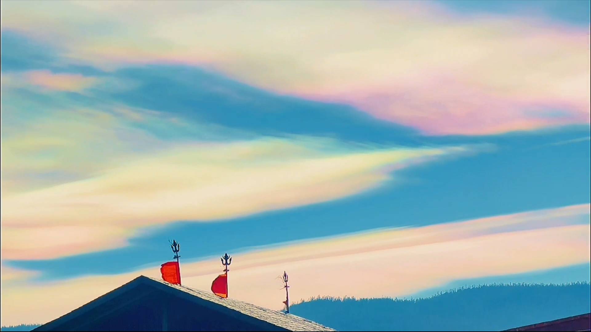 云南香格里拉出现壮美"七彩祥云"