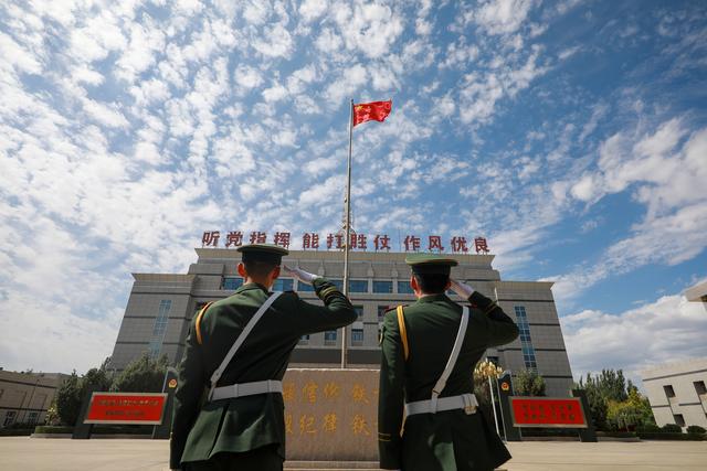 武警新疆总队克拉玛依支队举行2022年夏秋季士兵退役仪式暨表彰大会