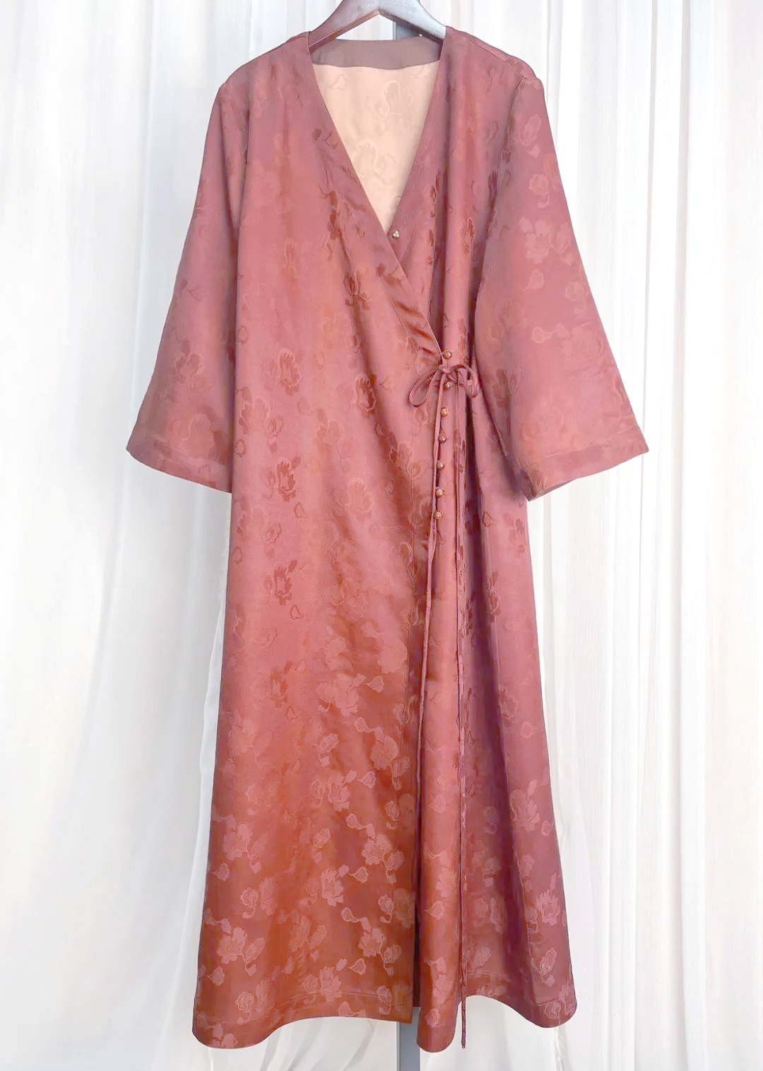 香云纱面料介绍:皮子香云纱,红云纱花罗与桑波缎香云纱的区别与特点