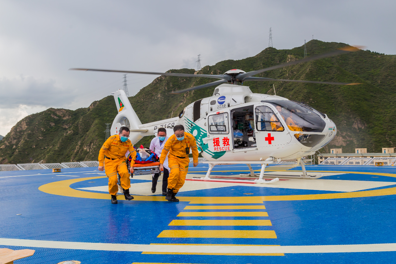 冬奥直升机医疗保障团队出征:5分钟内到达救援现场,15分钟内完成转运