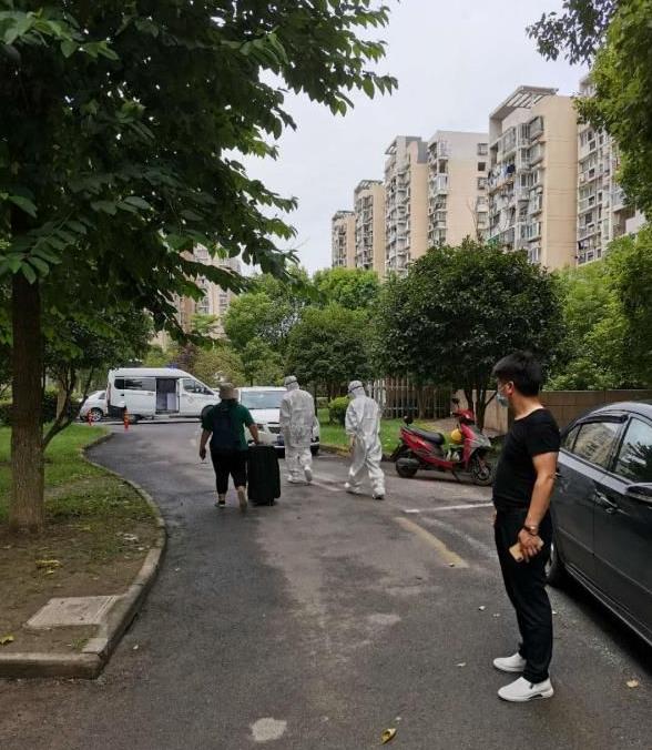 封闭楼道!杭州无症状感染者所住单元楼住户已接受核酸检测,结果需等待