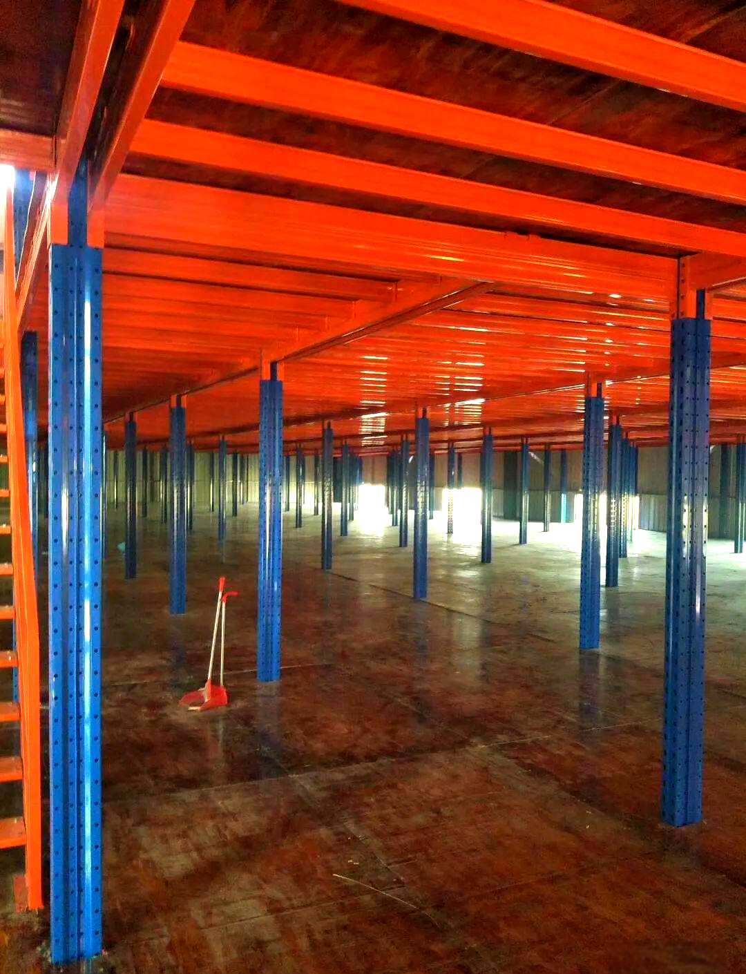 这种平台通常由钢材制成,包括型钢和钢板等构件,通过焊缝,螺丝或铆钉