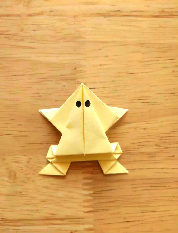 大四班手工课:孩子们的趣味折纸青蛙之旅