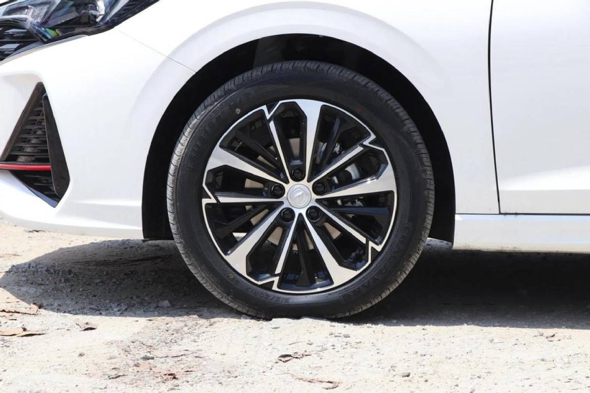 逸动plus顶配17寸轮胎 次顶配16寸 哪个加速快?