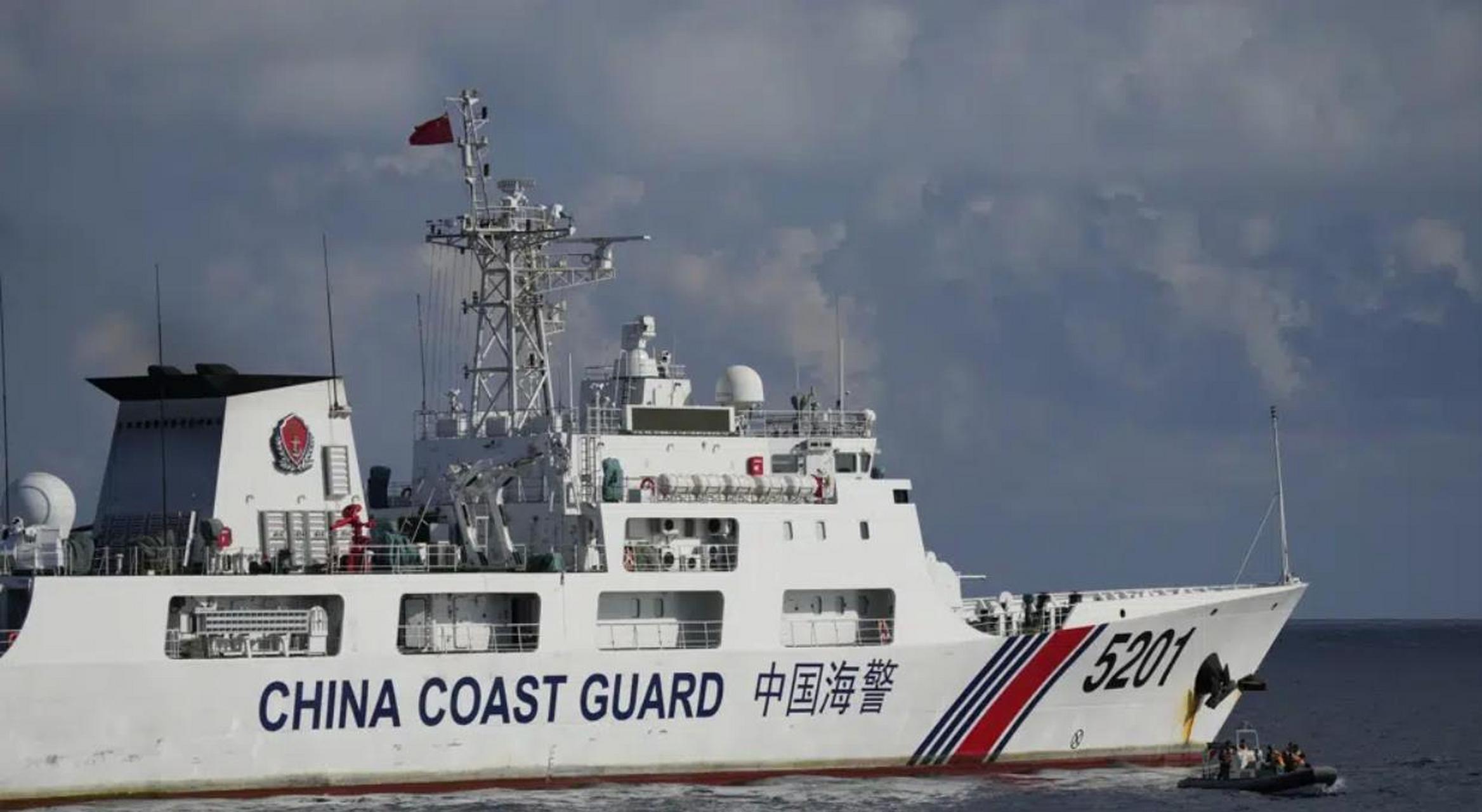 4月23日上午,菲律宾海岸警卫队海警船靠近南海的仁爱礁时,遭到了中国