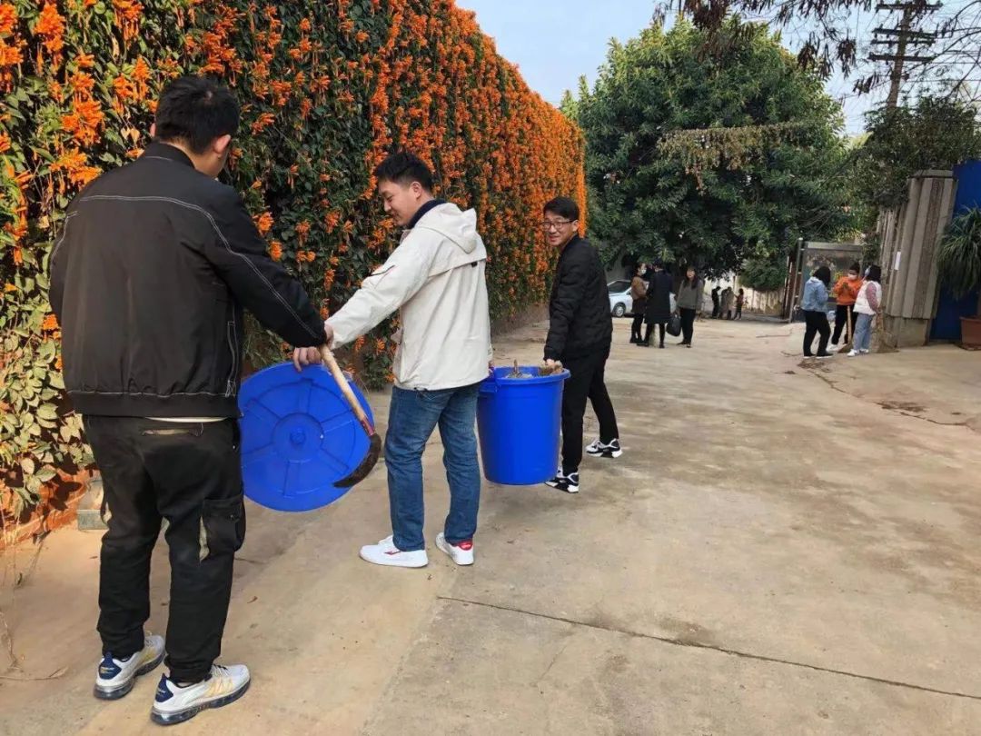 「开远市第四中学」「校园清洁活动」开远市第四中学教工团支部组织留