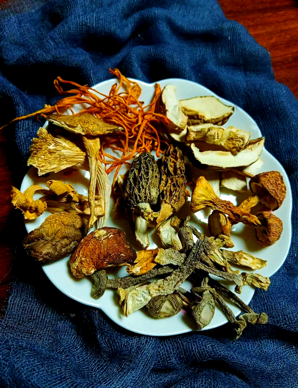 云南菌汤包,多种珍贵菌子搭配,炖汤鲜美无比,满满的山珍味!