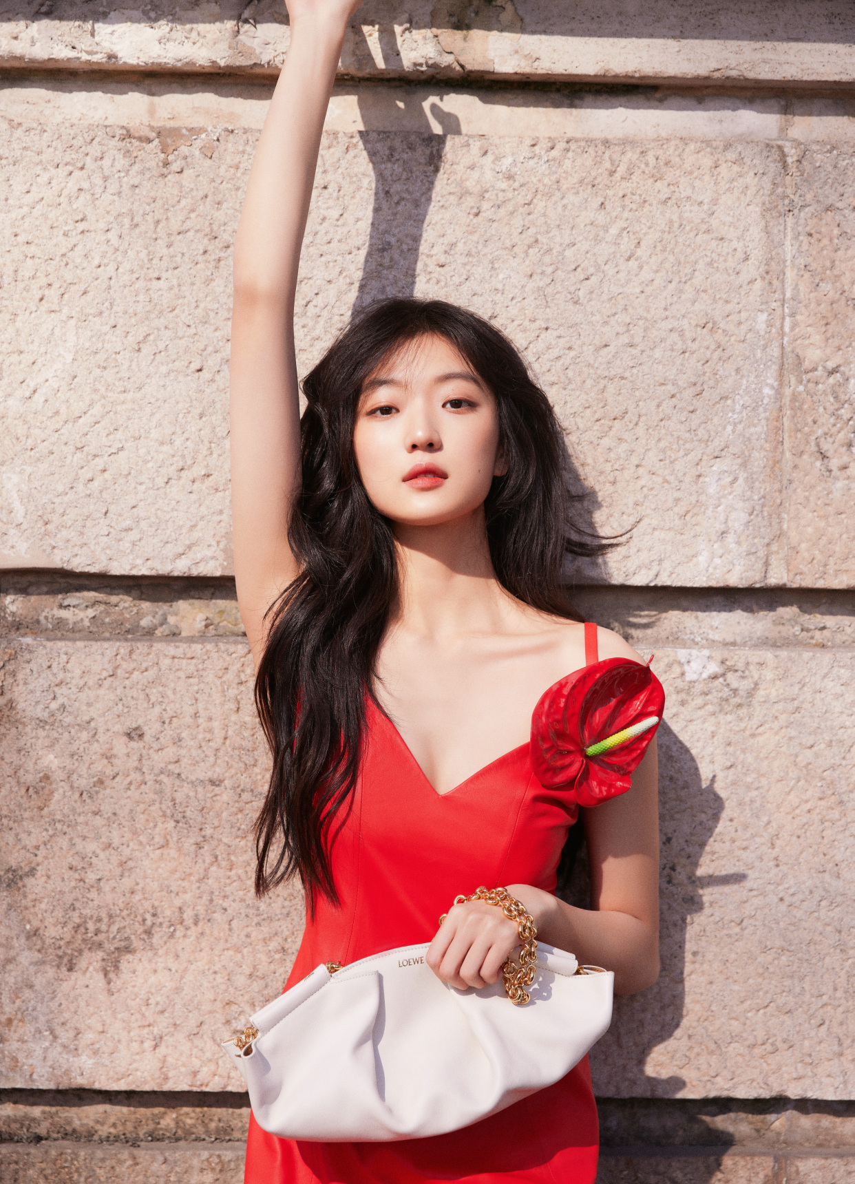 孙千身穿红色吊带裙,出席时装周活动,网友直呼腿精