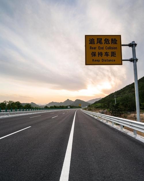 下服务区靠右侧车道为应急车道吗?