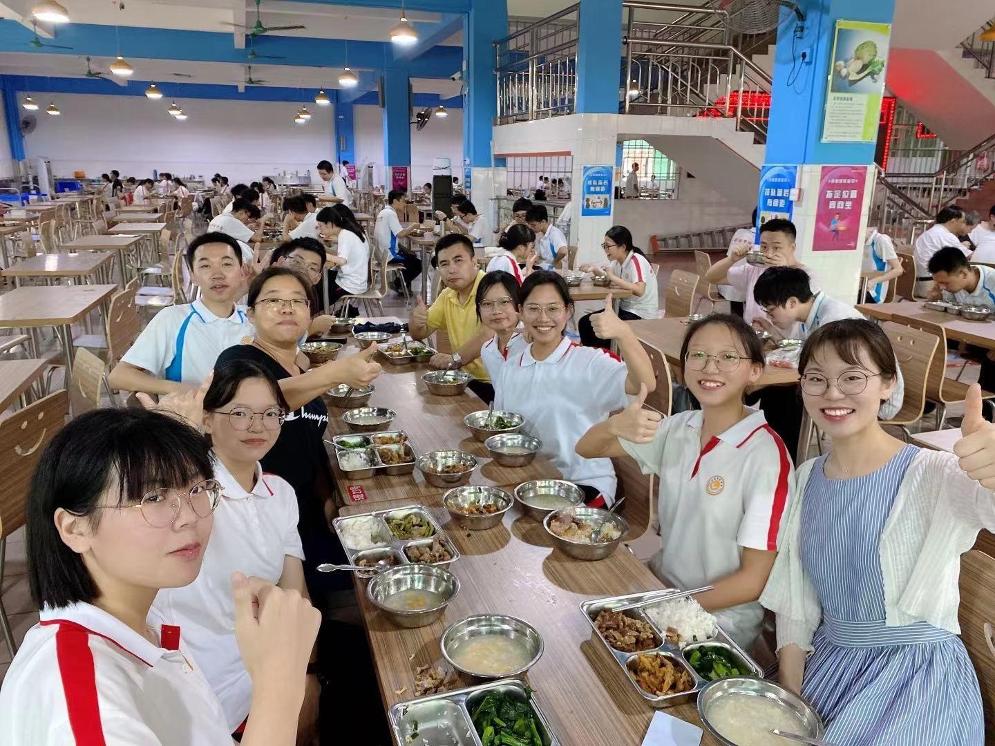 校长送苹果,老师陪餐,灯光秀……顺德华侨中学为考生花式送祝福!