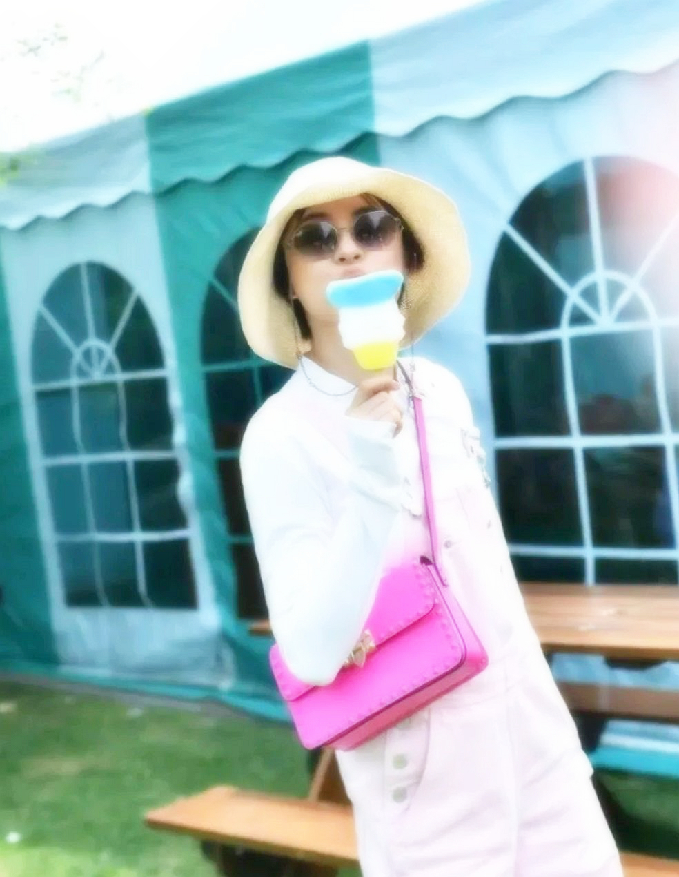 40岁孙俪穿粉色连身衣戴遮阳帽