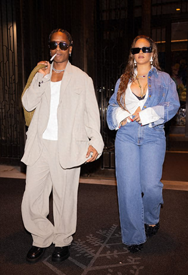 蕾哈娜和黑人男友派对狂欢!被男友搂着跳舞太嗨,生完二胎后超辣