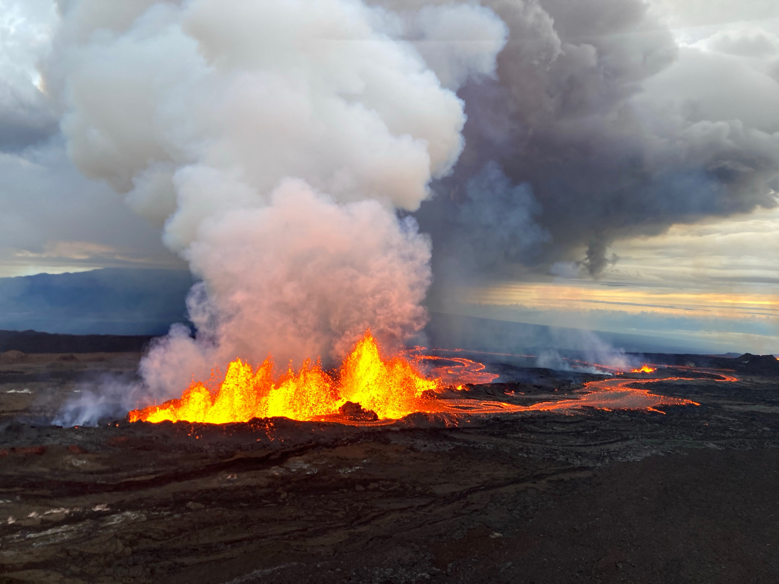 喷发中的冒纳罗亚火山