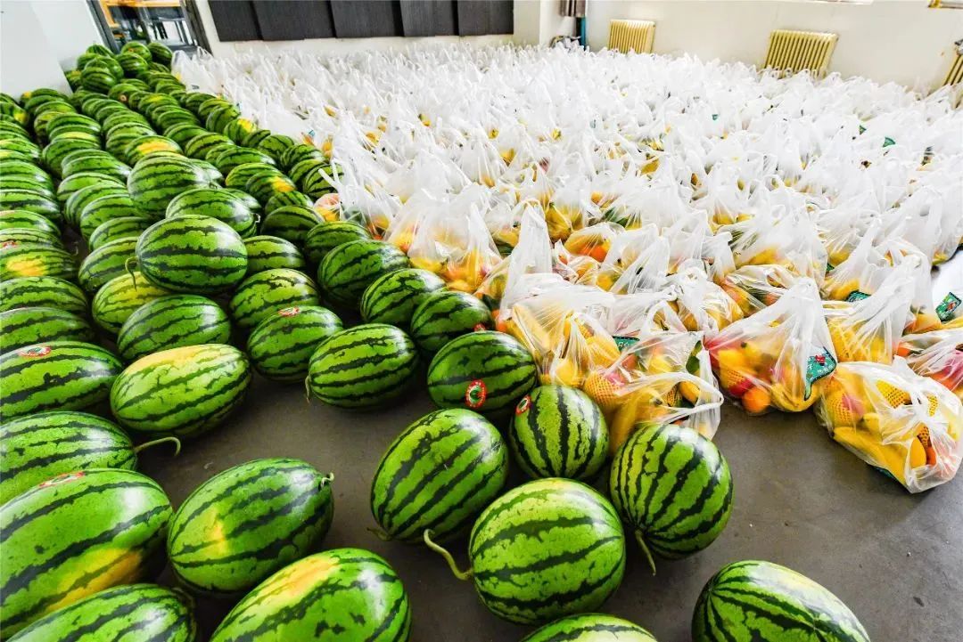 全体羡慕天津传媒学院!学生:"我们学校,发西瓜了!