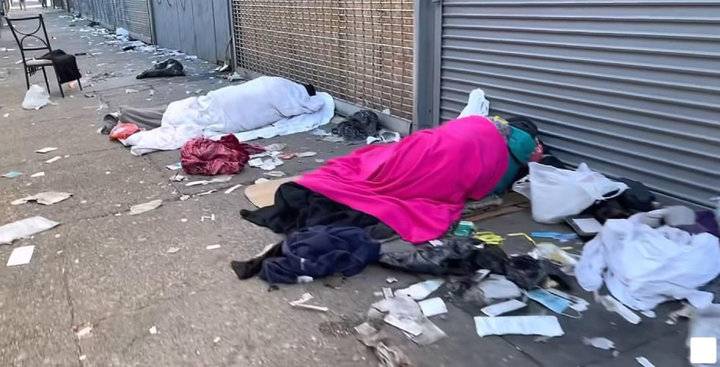 视频热传!美国费城街头宛如僵尸电影,这条街的沦落只用了50年