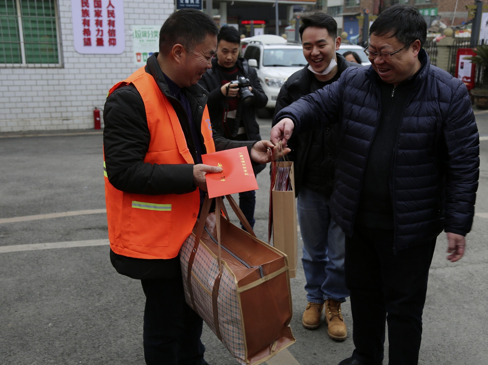 章征宇赴毕节开展春节送温暖走访慰问活动