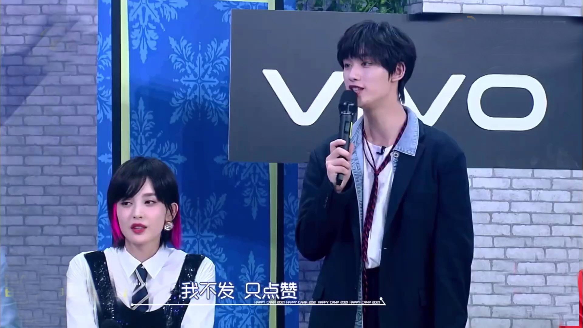 赵丽颖《快乐大本营》预告,与丁程鑫互动喜感十足,吃西瓜时噎到