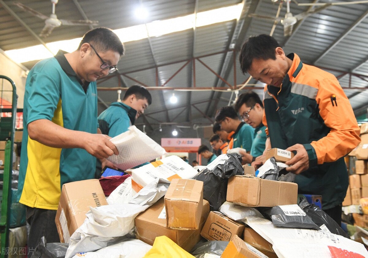 2023年9月29日,在中国邮政集团公司河北省新乐市分公司快递分拣车间