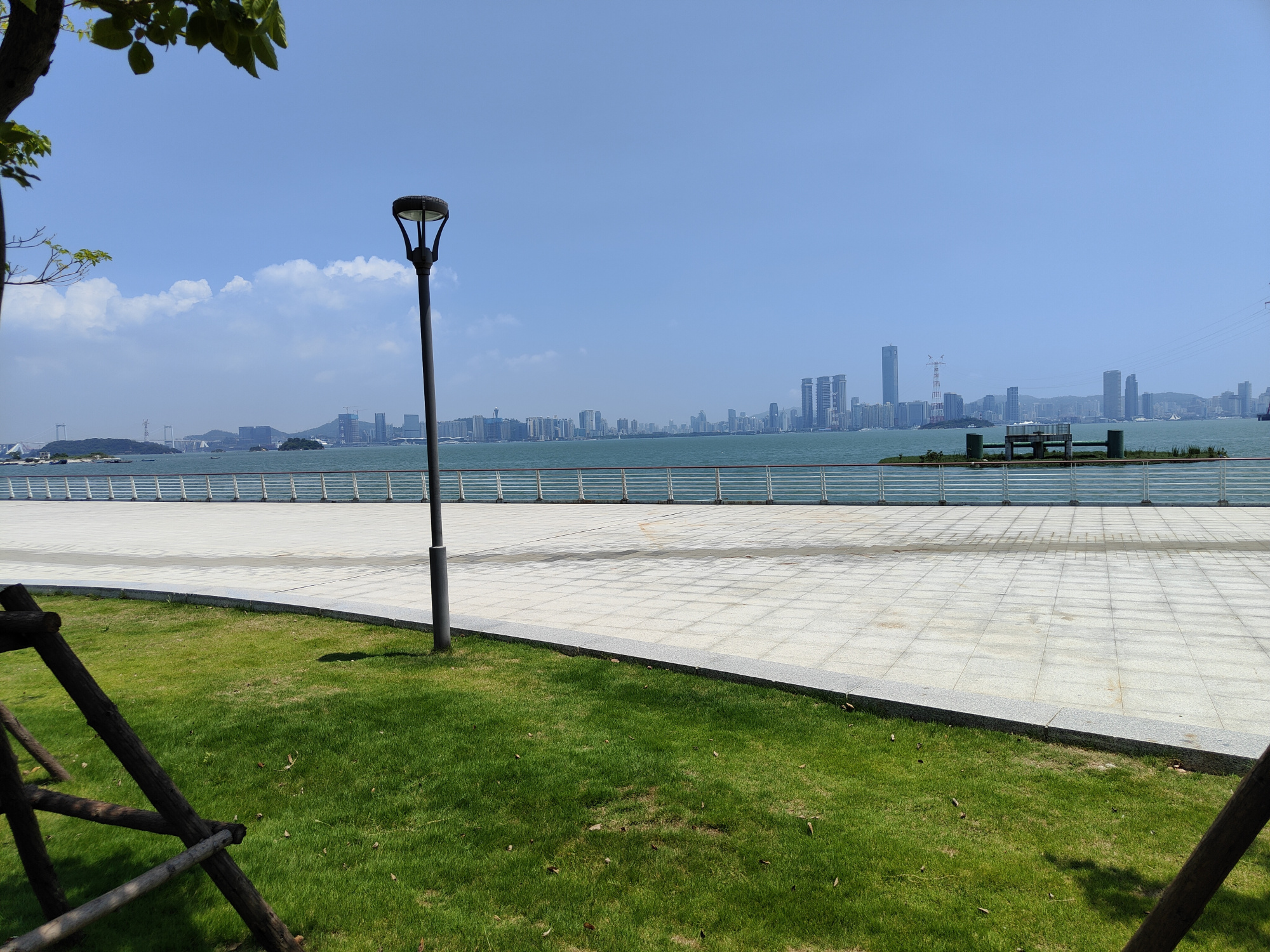 海沧湾是一座沿海湾线打造出的带状公园,厦门旅游的绝佳地方