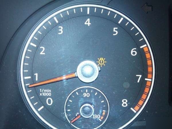 仪表盘上蓝色灯亮是什么意思