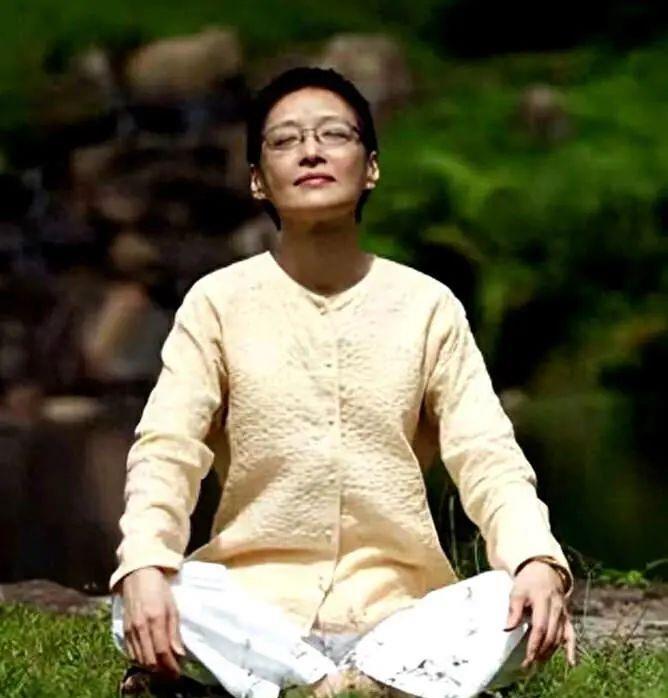 年过70的胡因梦回归朴质,打扮中性,依旧清新优雅不染尘埃