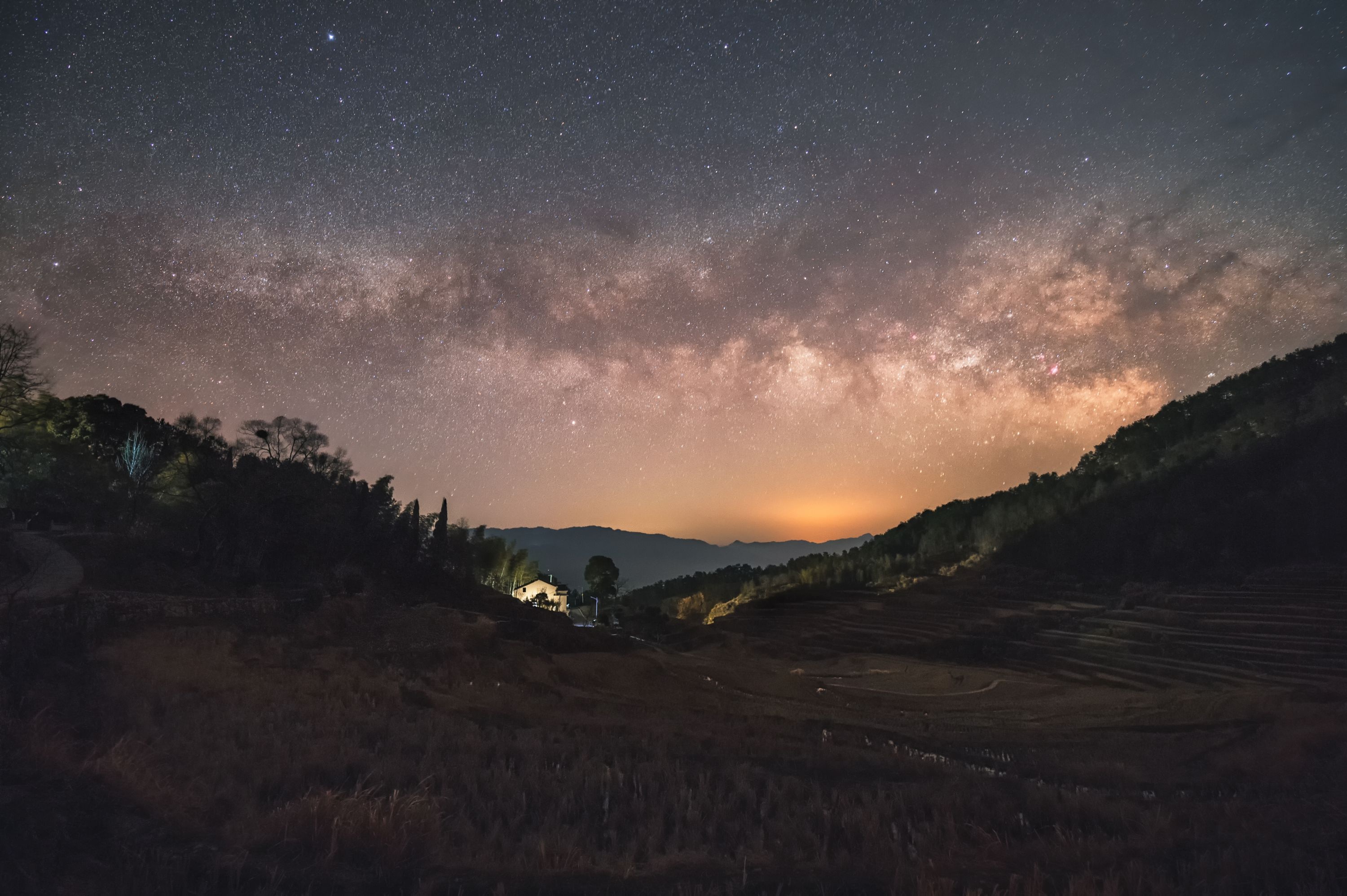 这位星空摄影师首次选择在市中心拍下星空照:"要做不一样的事"