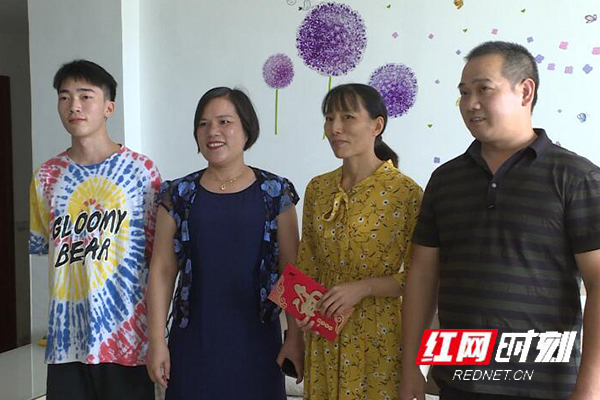 江华:龙飞凤看望2020年高考优秀学生代表