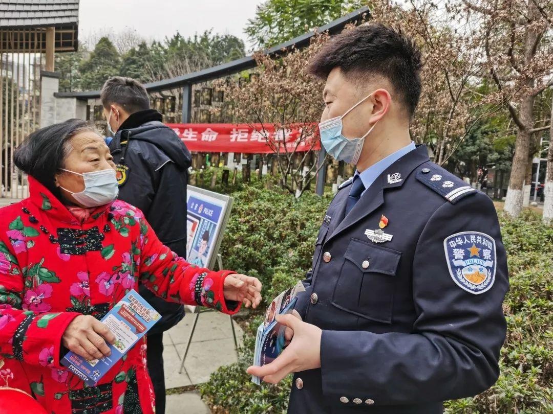 护旗1号丨网红"康sir"炼成记