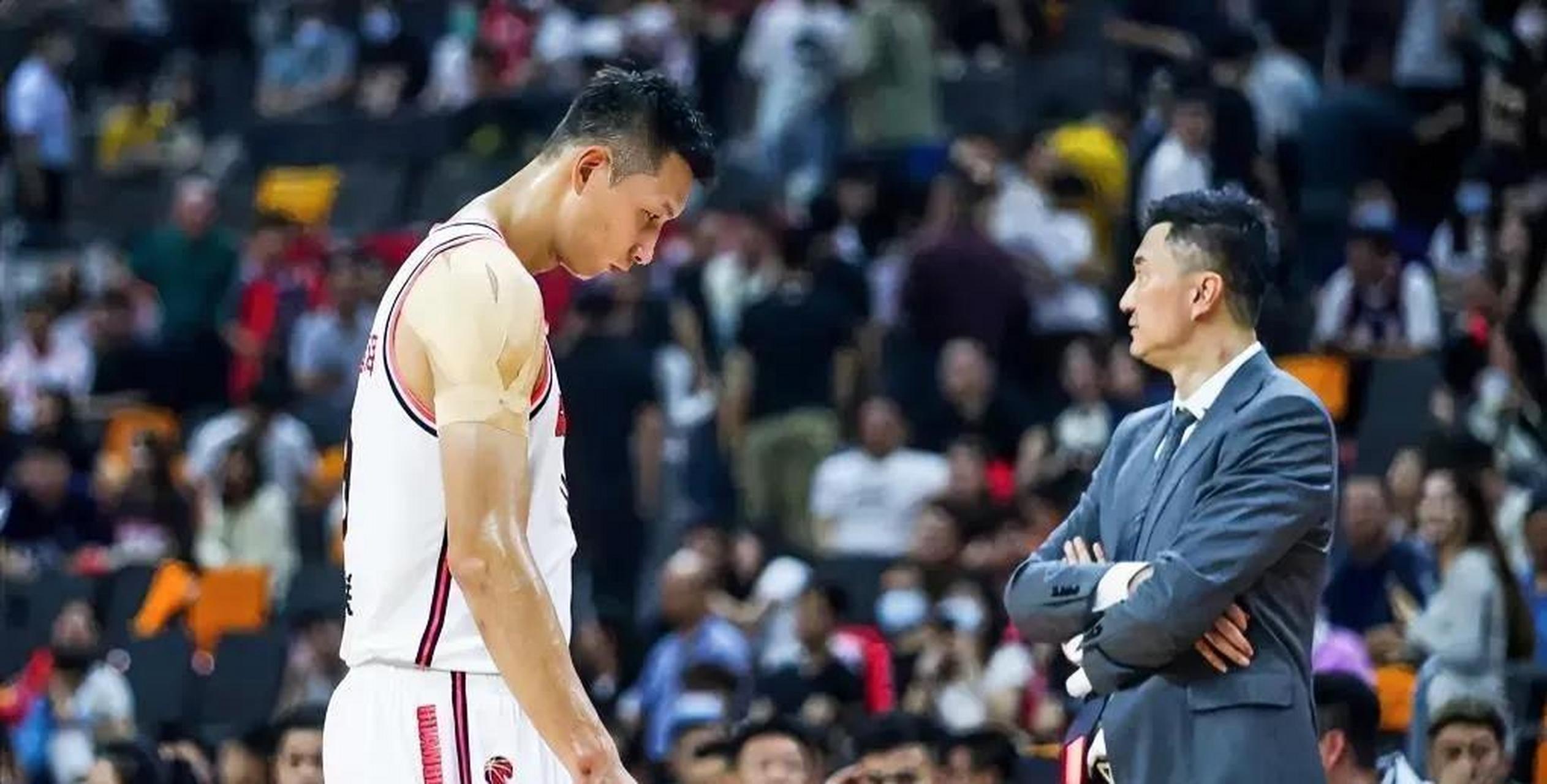 易建联# #cba# #易建联再见# 看着胡金秋一次次从自己头上摘下浅