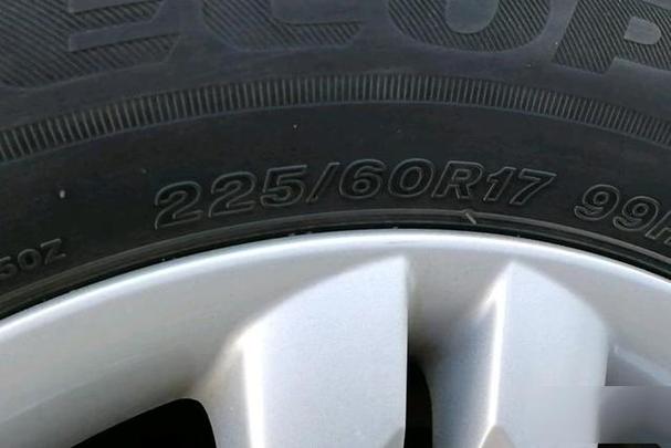 2010款现代ix35的轮胎能用型号215/70r16的吗?