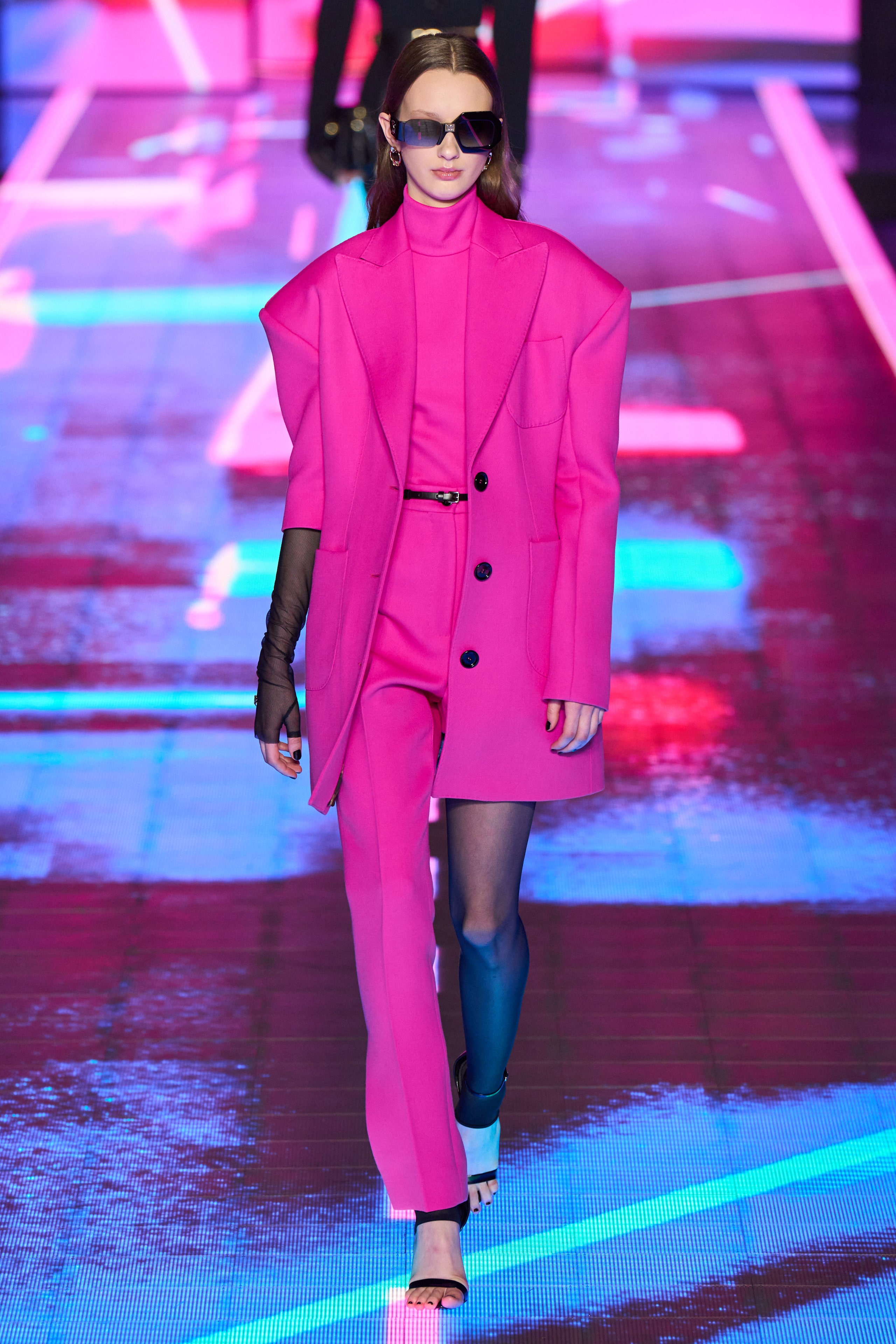 惊艳到你的潮流色,时髦又好看,2022潮流色穿搭与分析