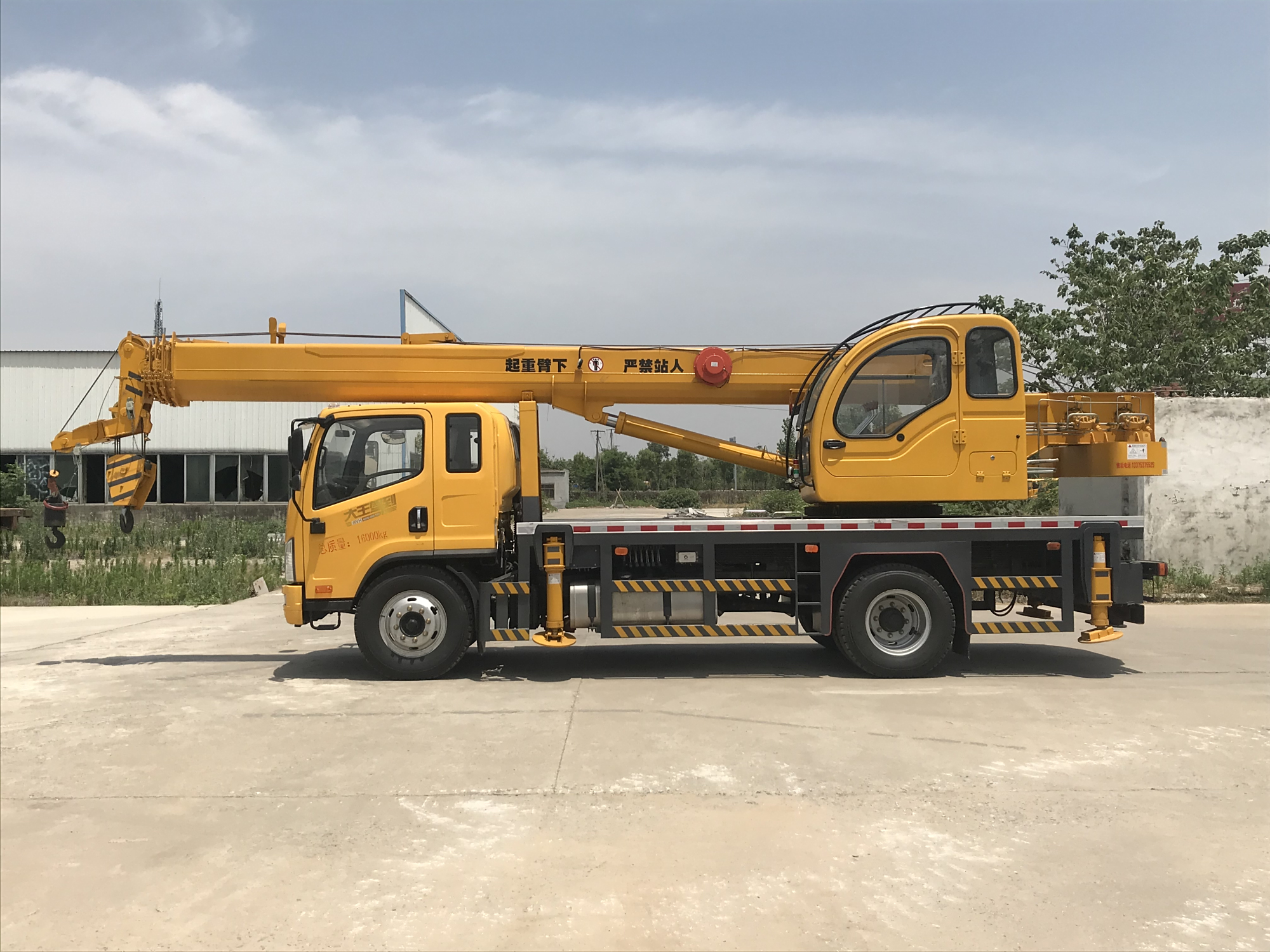 蓝牌起重机 福康12吨吊车 三泵液压系统