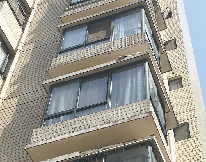 16楼落下2.3公斤重水泥块 小区内2车受损